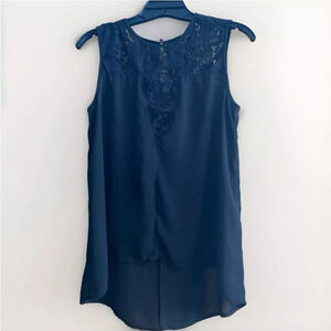 Worthington Black Lace Top Hi low Lightweight Sleeveless Button loop Closure Med